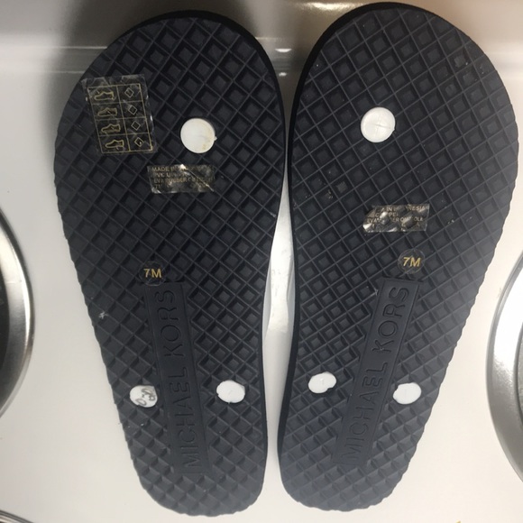 Michael Kors flip-flops silver emblem sandals size 7 - Picture 3 of 5